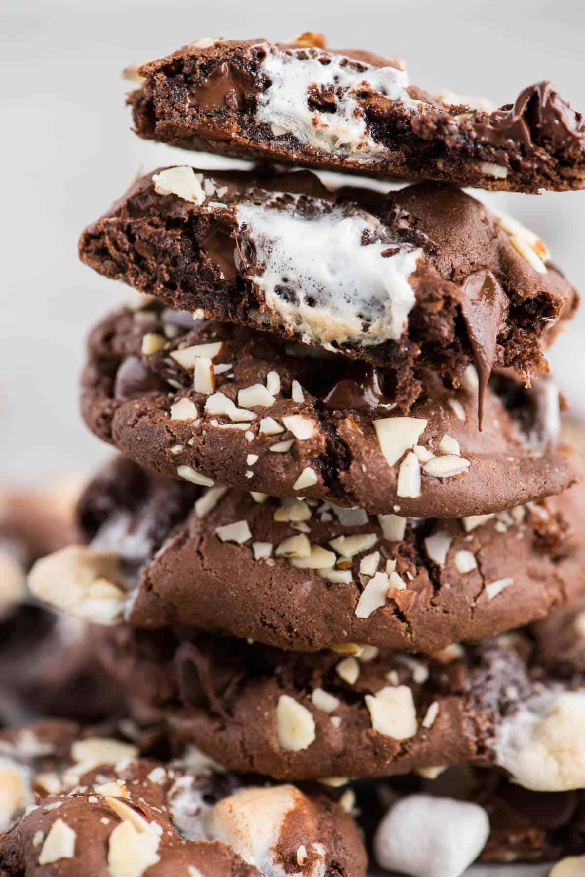 Biscotti Rocky Road impilati l'uno sull'altro, mostrando la loro consistenza morbida e gli ingredienti visibili.