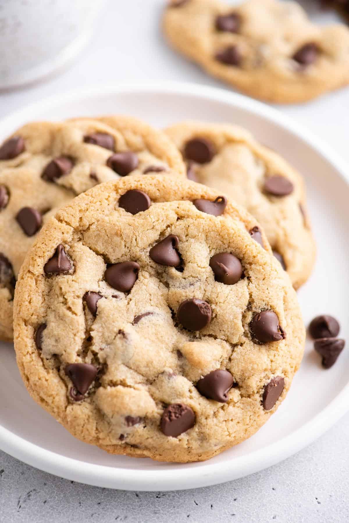 3 biscotti con gocce di cioccolato morbidi su un piatto bianco