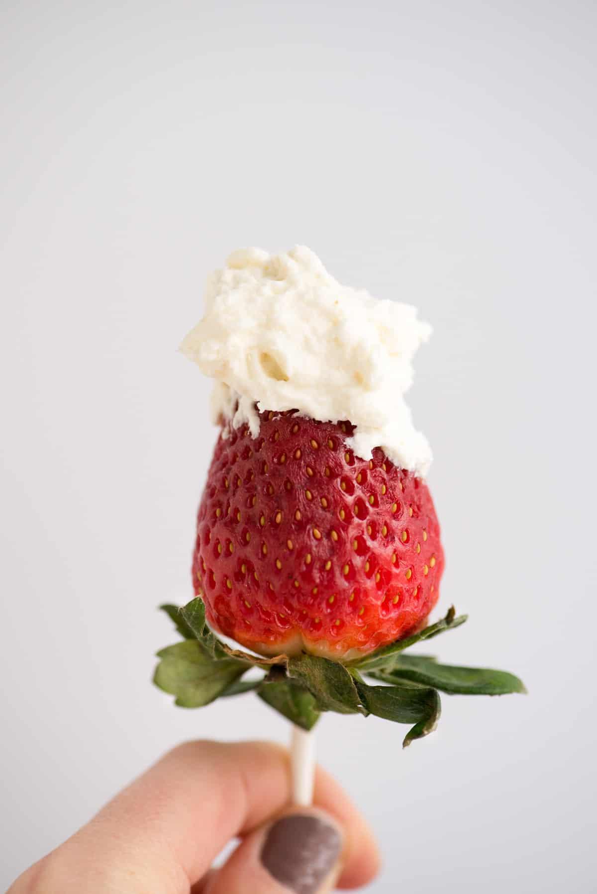 Panna montata al cheesecake su una fragola