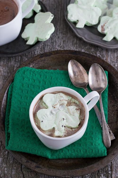 Marshmallow Menta e Cioccolato a Forma di Trifoglio in una tazza di Cioccolata Calda