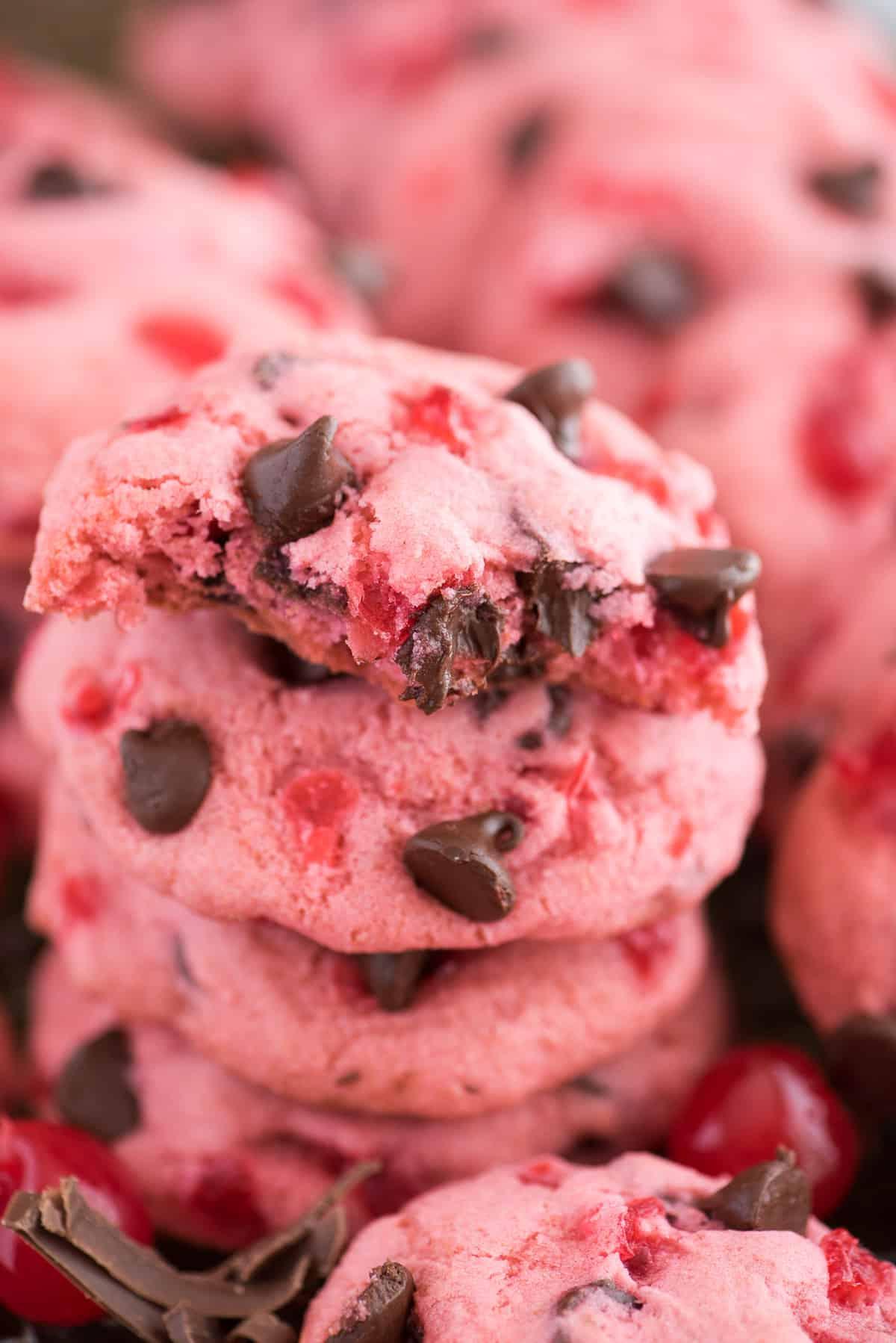 biscotti rosa alle ciliegie maraschino e gocce di cioccolato su teglia con ciliegie e gocce di cioccolato