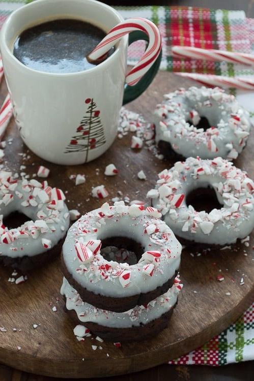 Ciambelle al Cioccolato e Bastoncino di Zucchero 2 Ciambelle al cioccolato cotte al forno, aromatizzate alla menta piperita, guarnite con cioccolato bianco e bastoncini di zucchero tritati.