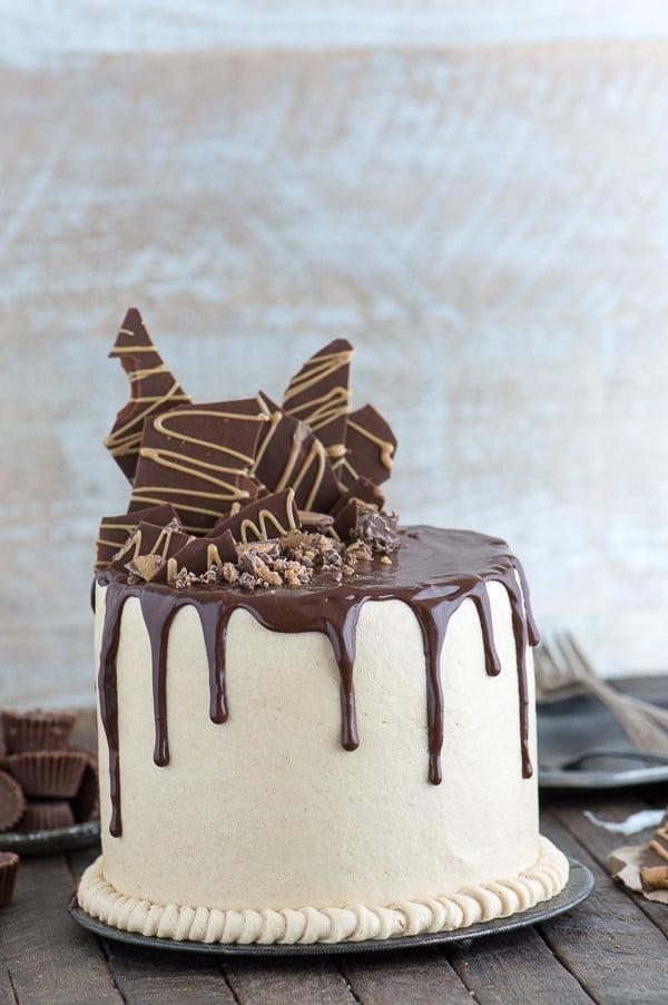 Torta al cioccolato e burro d'arachidi 2 Questa ricetta di torta al cioccolato e burro di arachidi è STUPEFACENTE! Torta al cioccolato abbinata a crema al burro di arachidi e ricoperta di ganache al cioccolato.