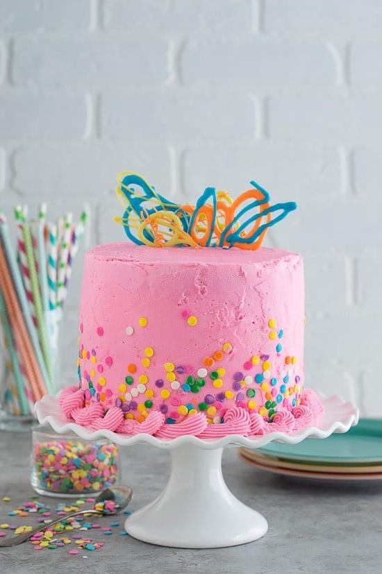 Una torta rosa confetti con gocce di cioccolato, allegra e colorata. Ci sono mini gocce di cioccolato all'interno della torta!