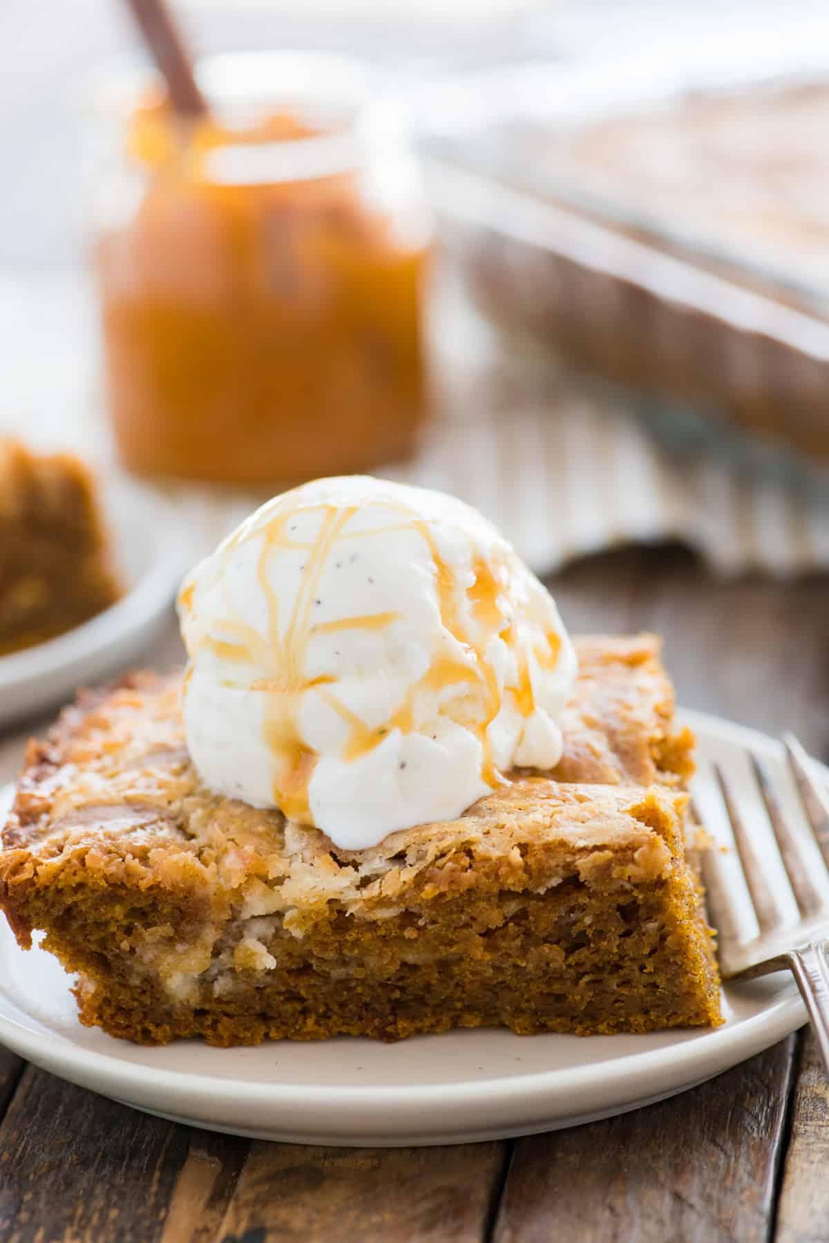 Torta Terremoto alla Zucca 2 Fetta di torta terremoto alla zucca su piatto bianco con una pallina di gelato alla vaniglia sopra