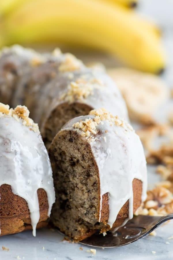 Una torta Bundt di banana e noci con glassa alla vaniglia, perfetta per ogni occasione.