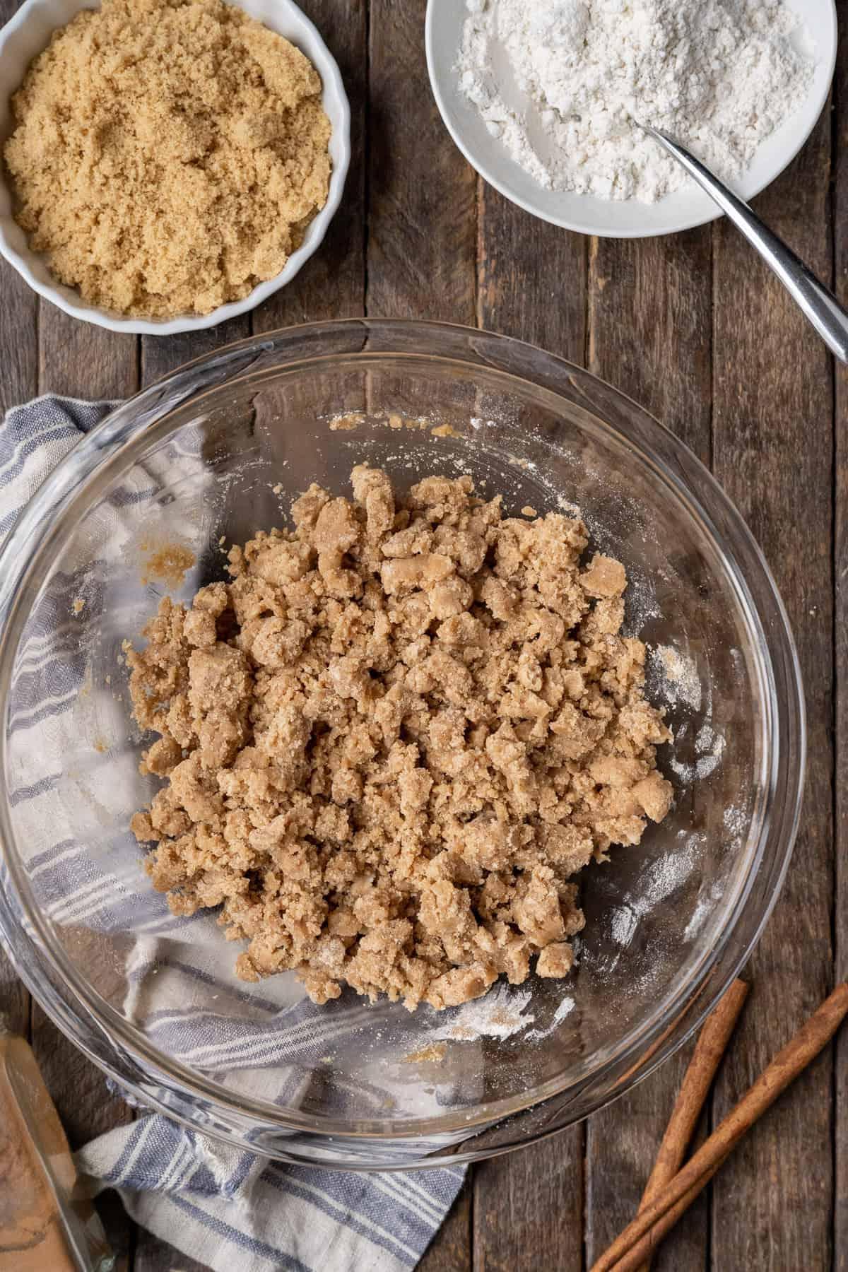 copertura crumble in una ciotola di vetro