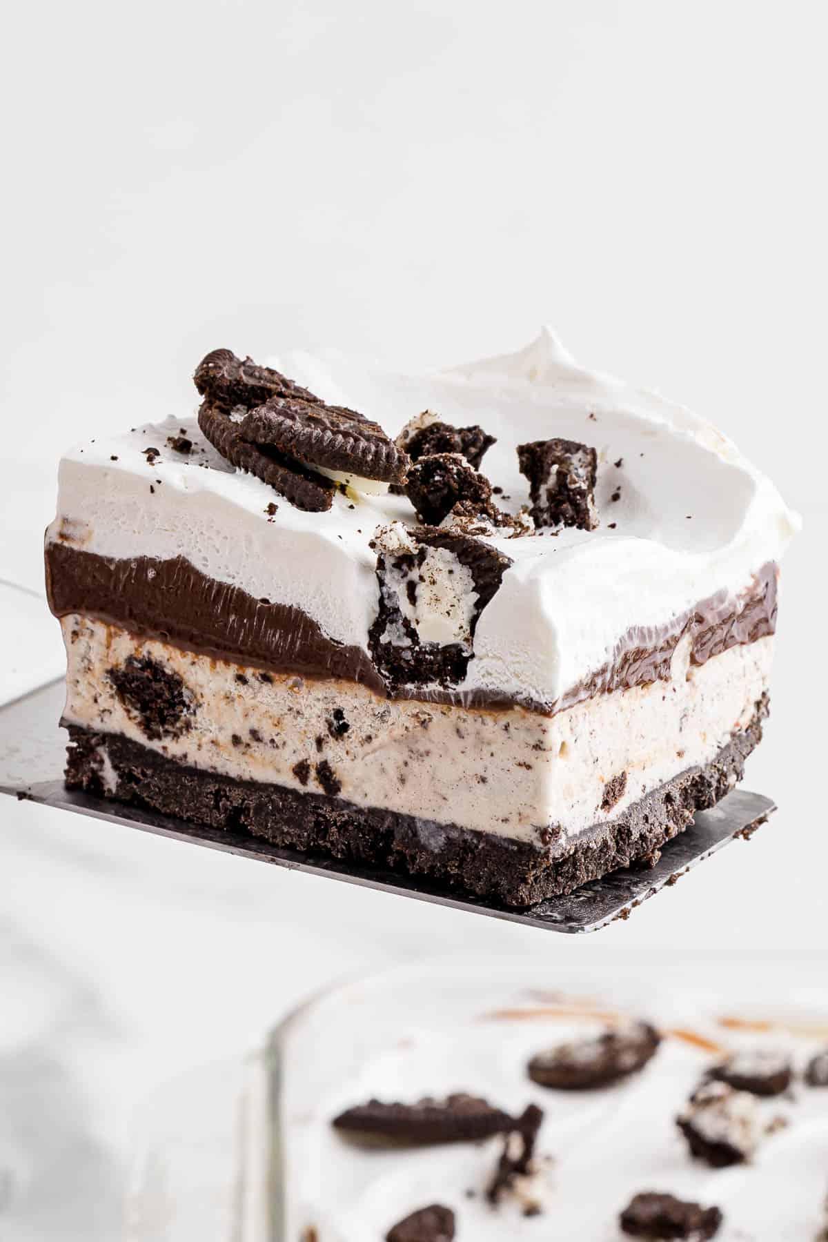 Ricetta Torta Gelato Oreo con 5 Ingredienti 11 Una fetta di torta gelato Oreo che viene sollevata da un piatto con una spatola