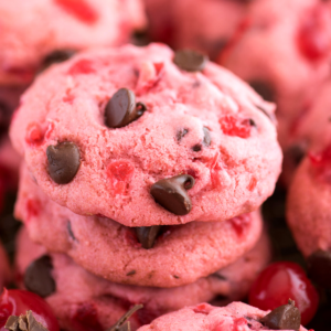 biscotti ciliegia con gocce di cioccolato e colorante alimentare rosa