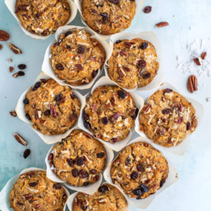 Muffin Morning Glory disposti l'uno intorno all'altro nei pirottini di carta.