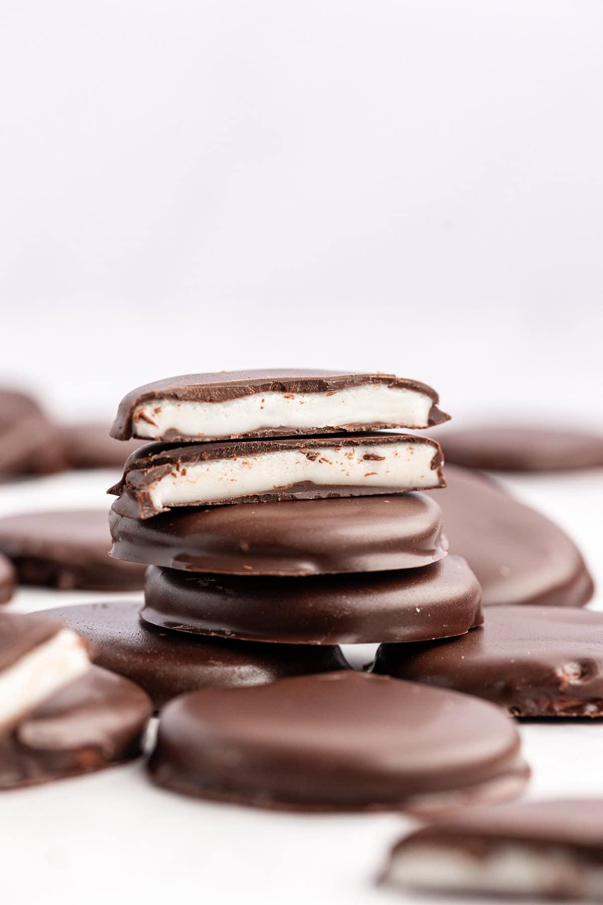 Patties alla menta sparsi e impilati, con due metà in cima alla pila che mostrano l'interno bianco