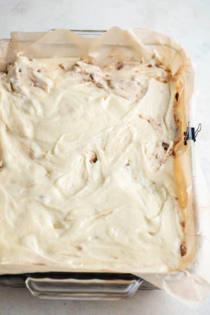 Impasto di torta al caffè in una teglia foderata con carta forno