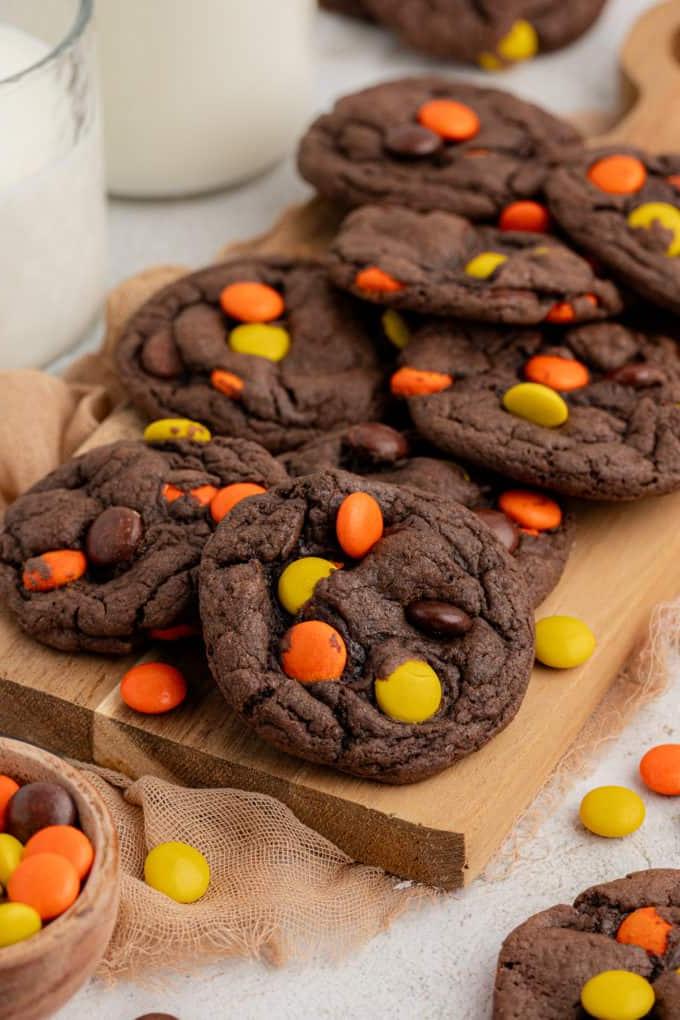 Biscotti con preparato per torte Reese's Pieces su un tagliere di legno
