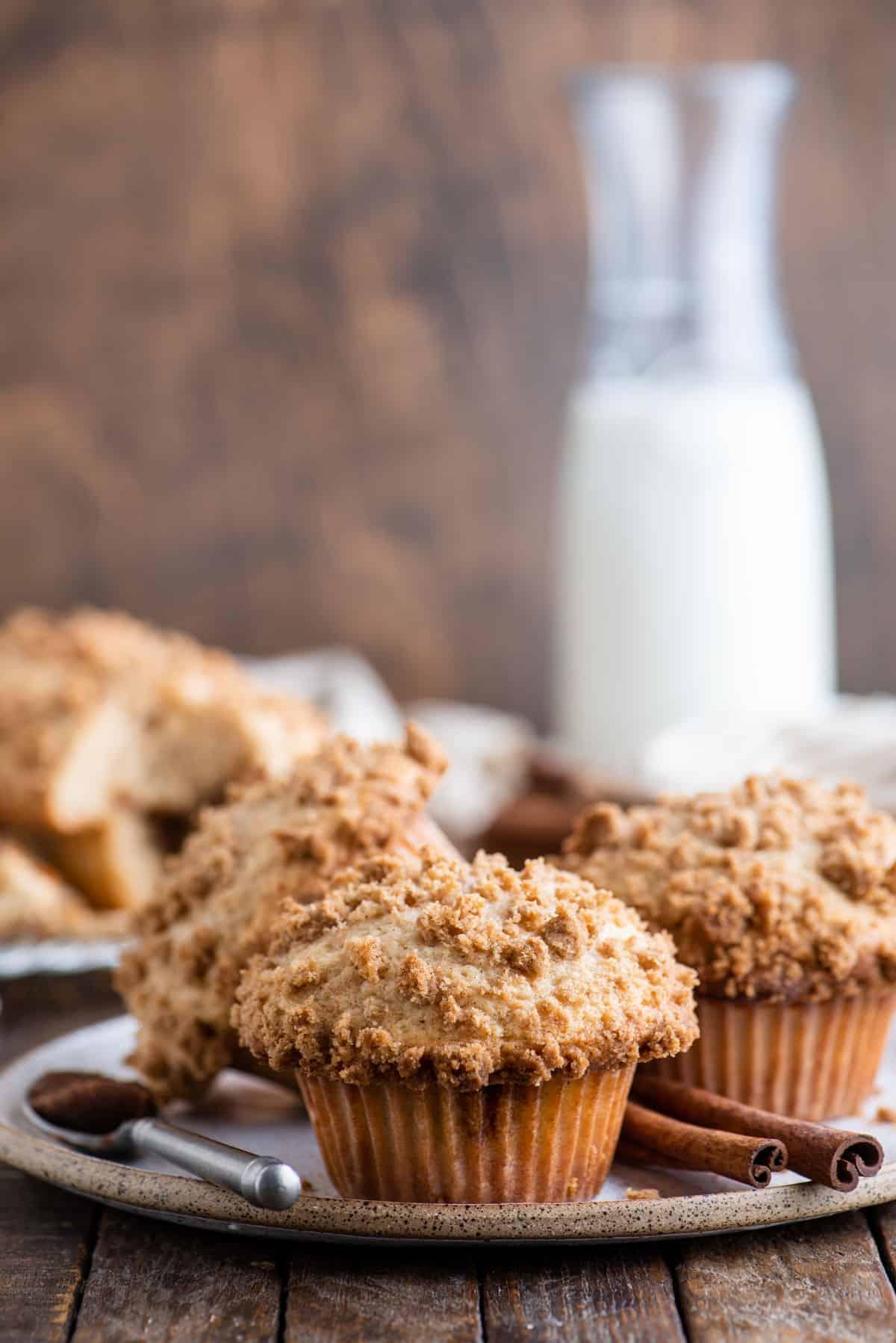 muffin al caffè su un piatto bianco su sfondo di legno