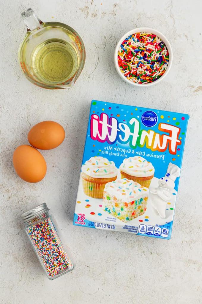 Ingredienti per biscotti Funfetti con preparato per torte, inclusi una scatola di preparato per torte Funfetti, due uova grandi, codette colorate e olio vegetale