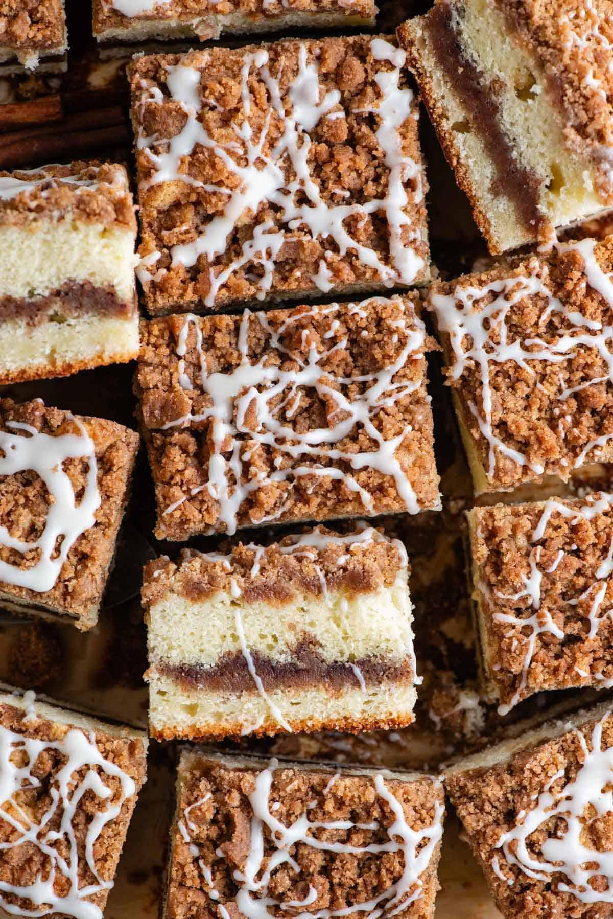 Fette di torta al caffè disposte l'una intorno all'altra, alcune di lato