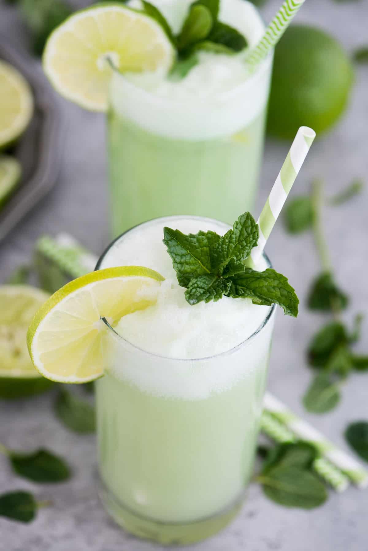 Un bicchiere di punch al sorbetto al lime pronto per essere gustato in estate o a un baby shower.
