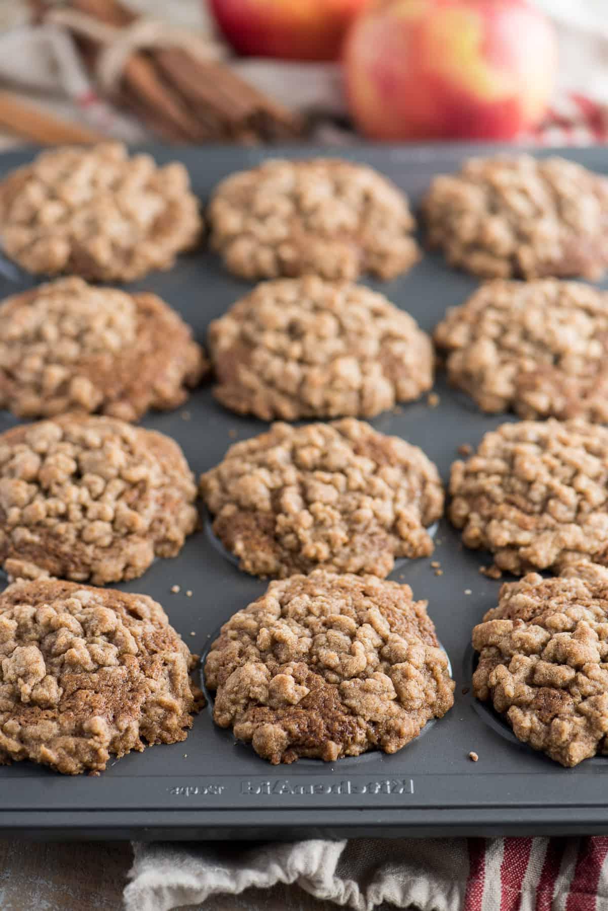 Muffin speziati alla salsa di mele con crumble in una teglia da muffin