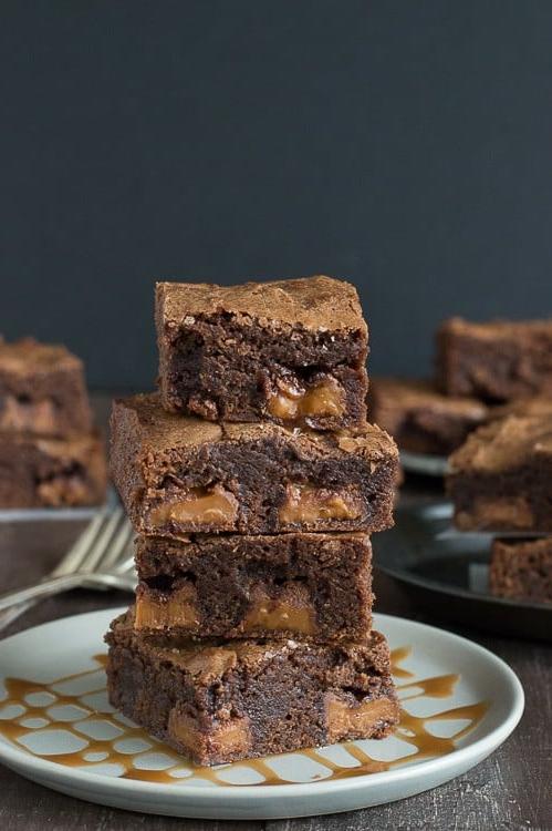 Brownies al cioccolato fondente ripieni di Rolo: incredibilmente morbidi e gocciolanti di caramello!