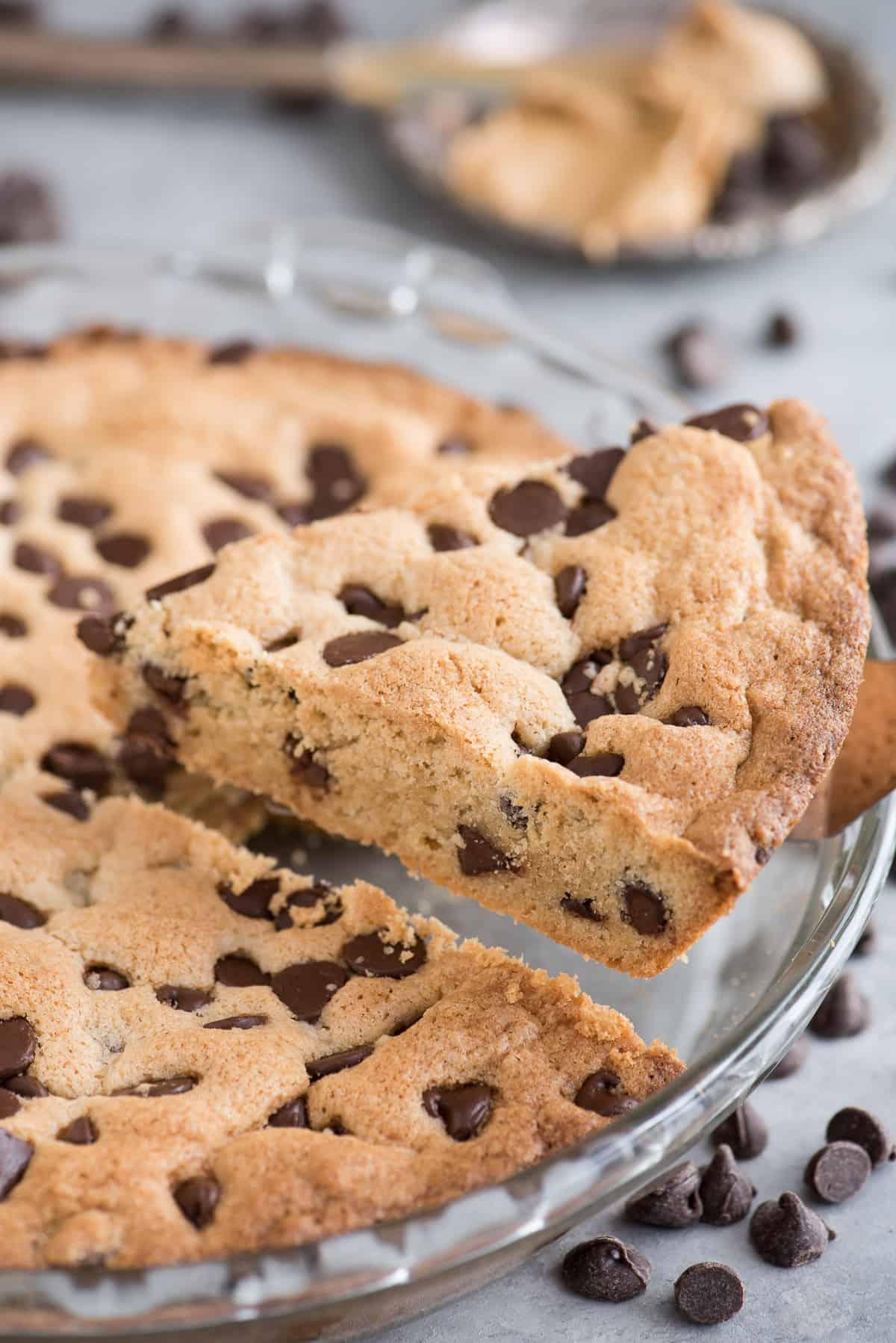 Torta Biscotto al Burro d'Arachidi e Gocce di Cioccolato pronta per essere servita