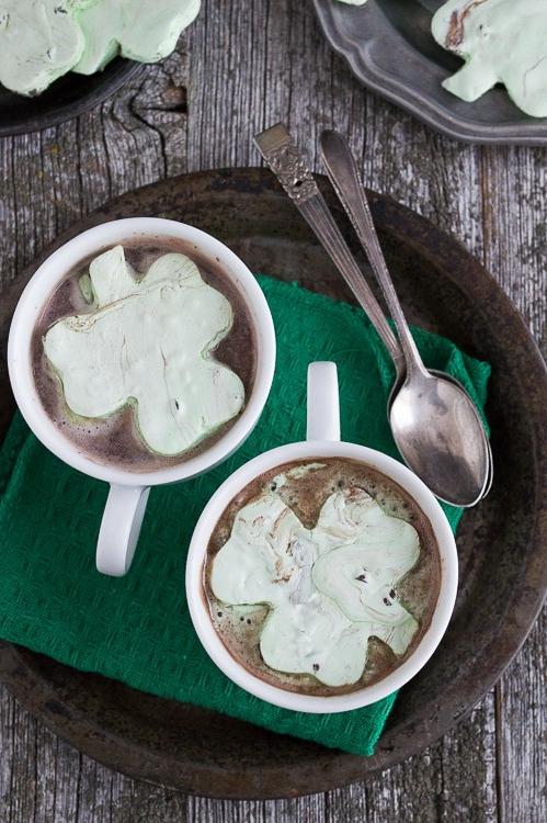 Marshmallow Menta e Cioccolato a Forma di Trifoglio in due Tazze di Cioccolata Calda