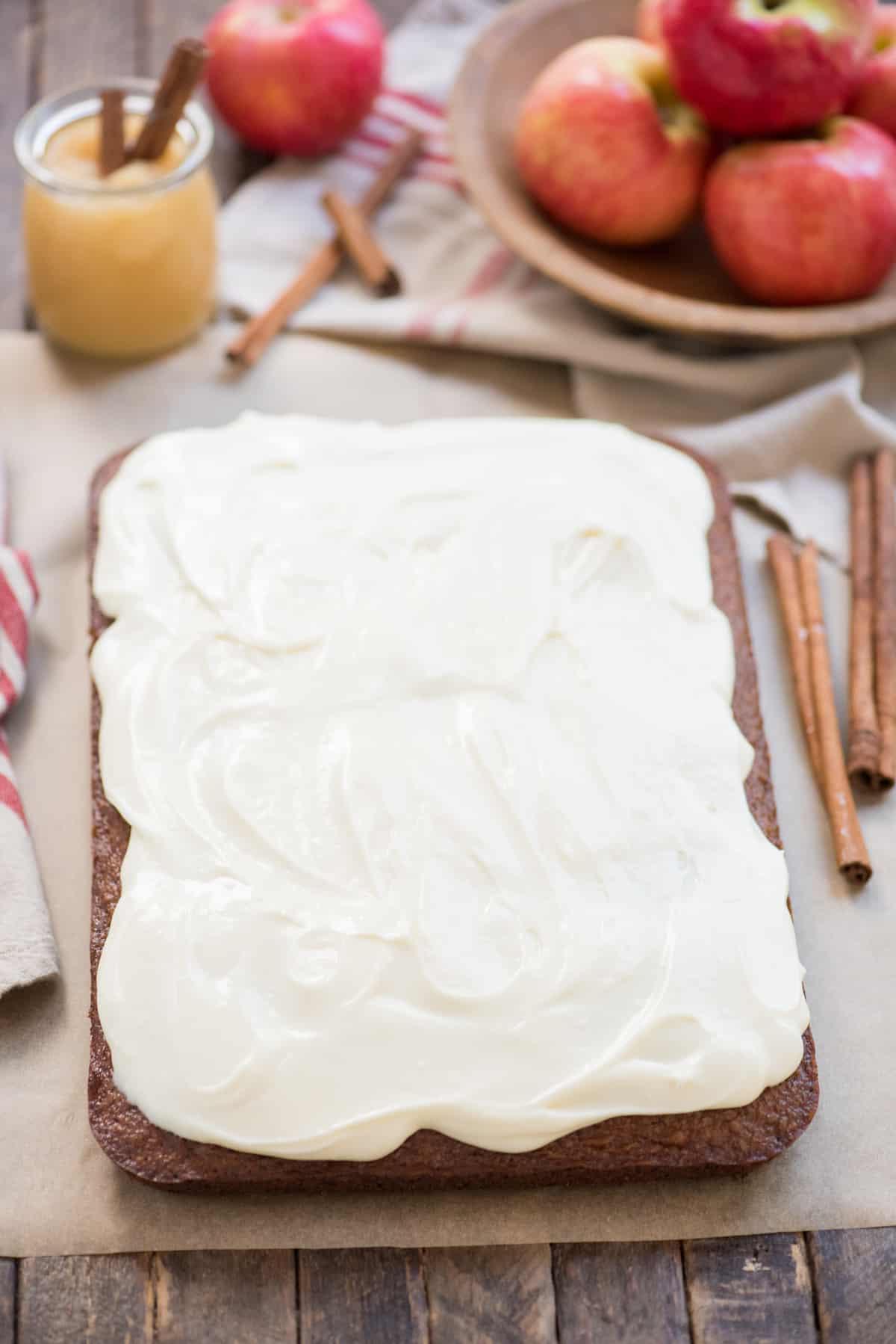 Torta di mele intera con glassa al formaggio cremoso