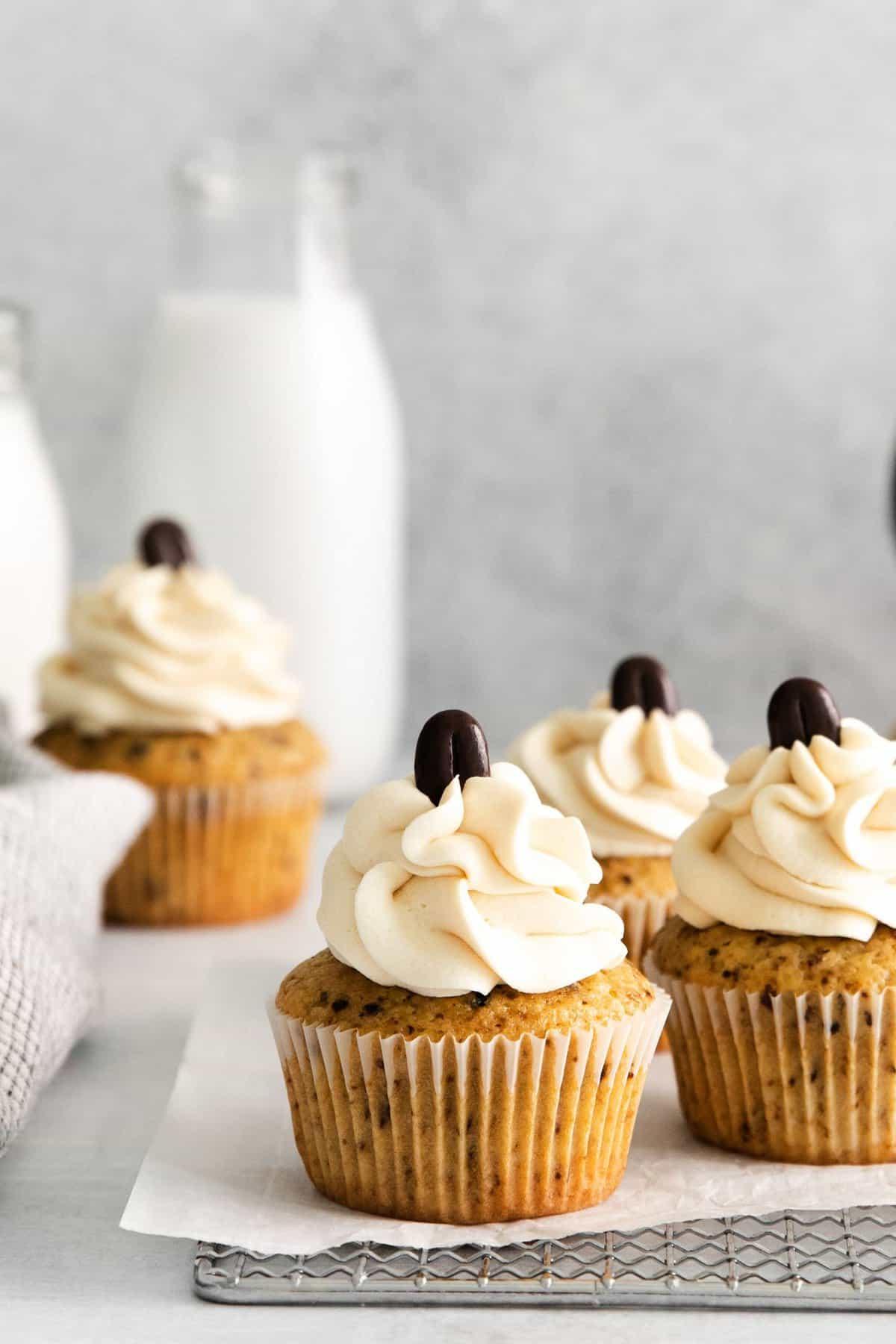 muffin all'espresso con glassa al caffè e chicco di caffè