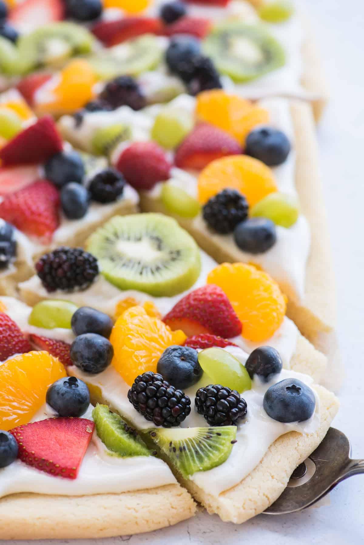 La Migliore Ricetta di Pizza alla Frutta 3 Fetta di pizza di frutta su una spatola di metallo