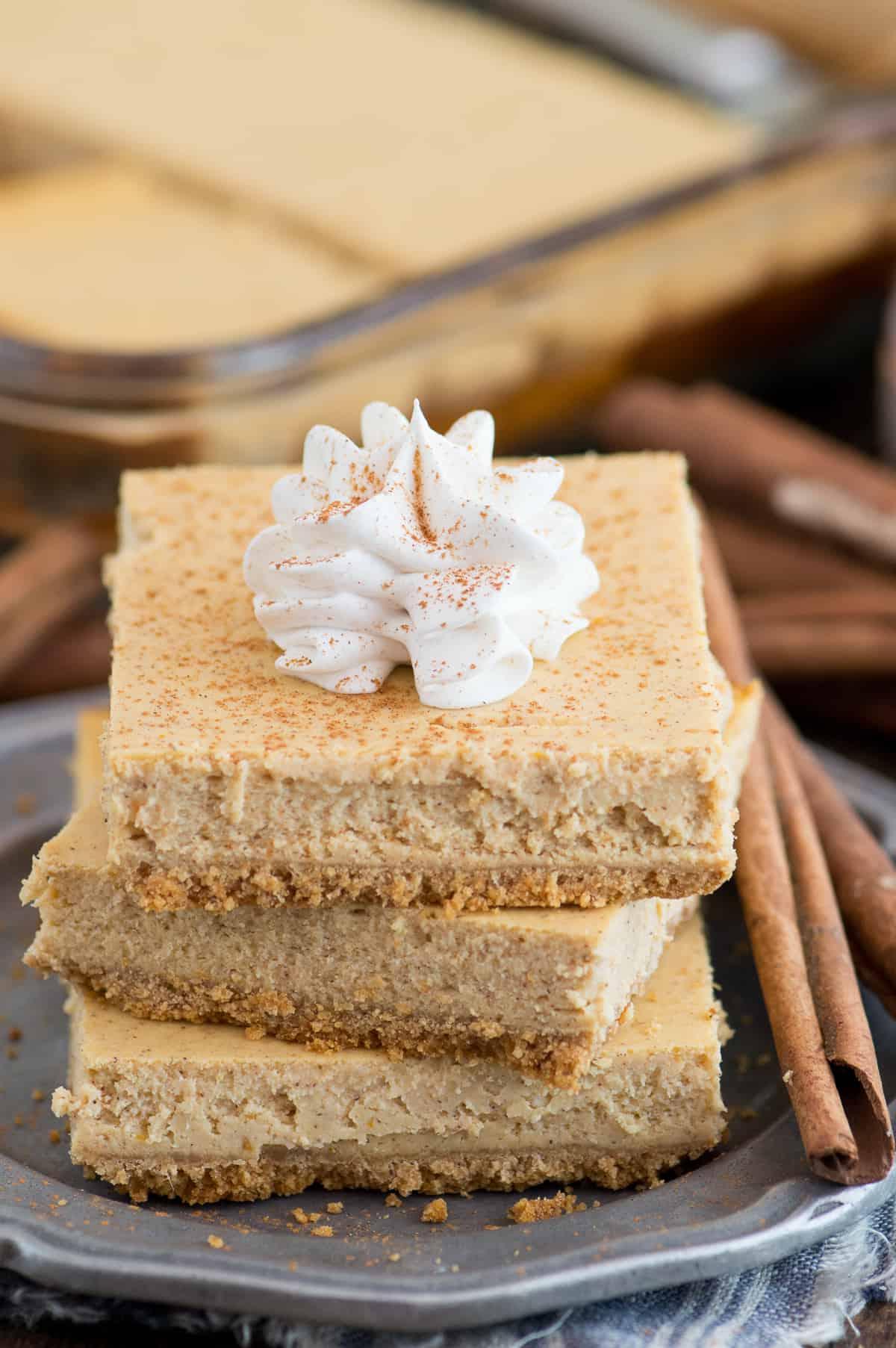 3 barrette di cheesecake alla zucca impilate l'una sull'altra su un piatto di metallo