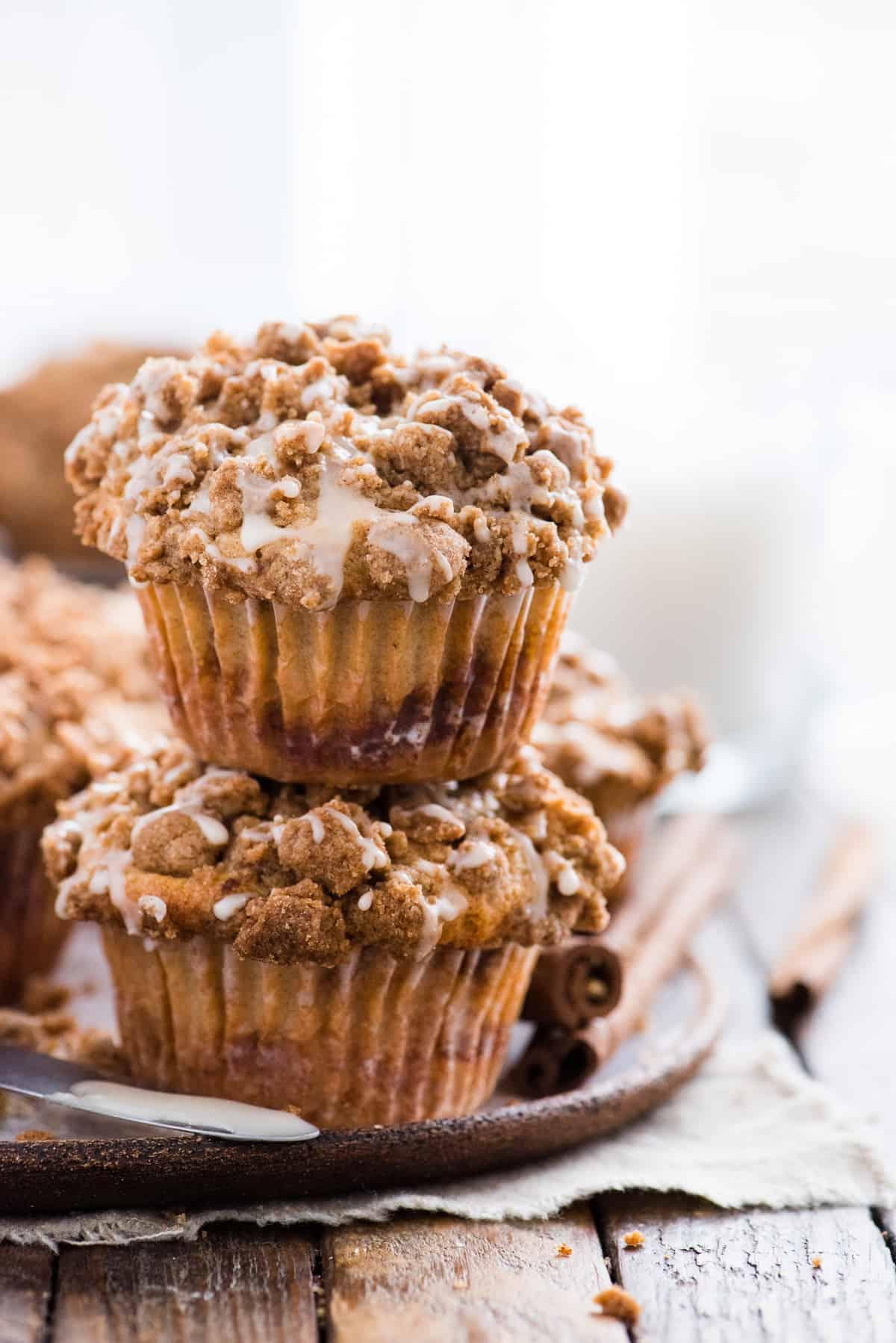 due muffin al caffè con copertura crumble impilati uno sull'altro su sfondo di legno