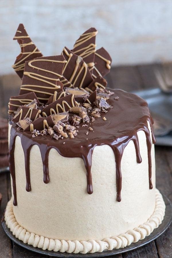 Questa ricetta di torta al cioccolato e burro di arachidi è STUPEFACENTE! Torta al cioccolato abbinata a crema al burro di arachidi e ricoperta di ganache al cioccolato.