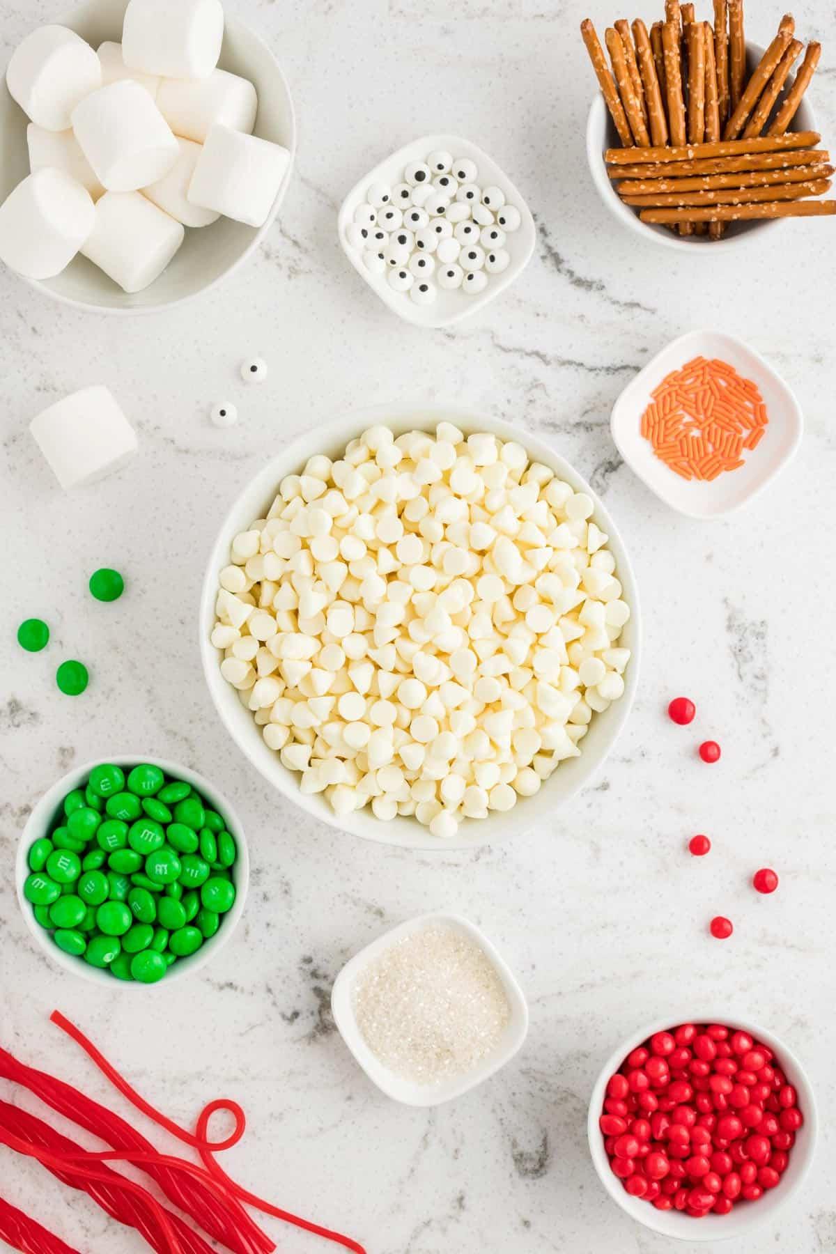Corteccia del Pupazzo di Neve Sciolto 3 ingredienti per fare il bark pupazzo di neve in ciotole bianche su sfondo bianco