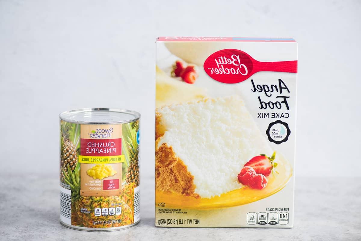 Torta degli angeli all'ananas 3 Scatola di preparato per Angel Food Cake e lattina di ananas schiacciato su sfondo bianco