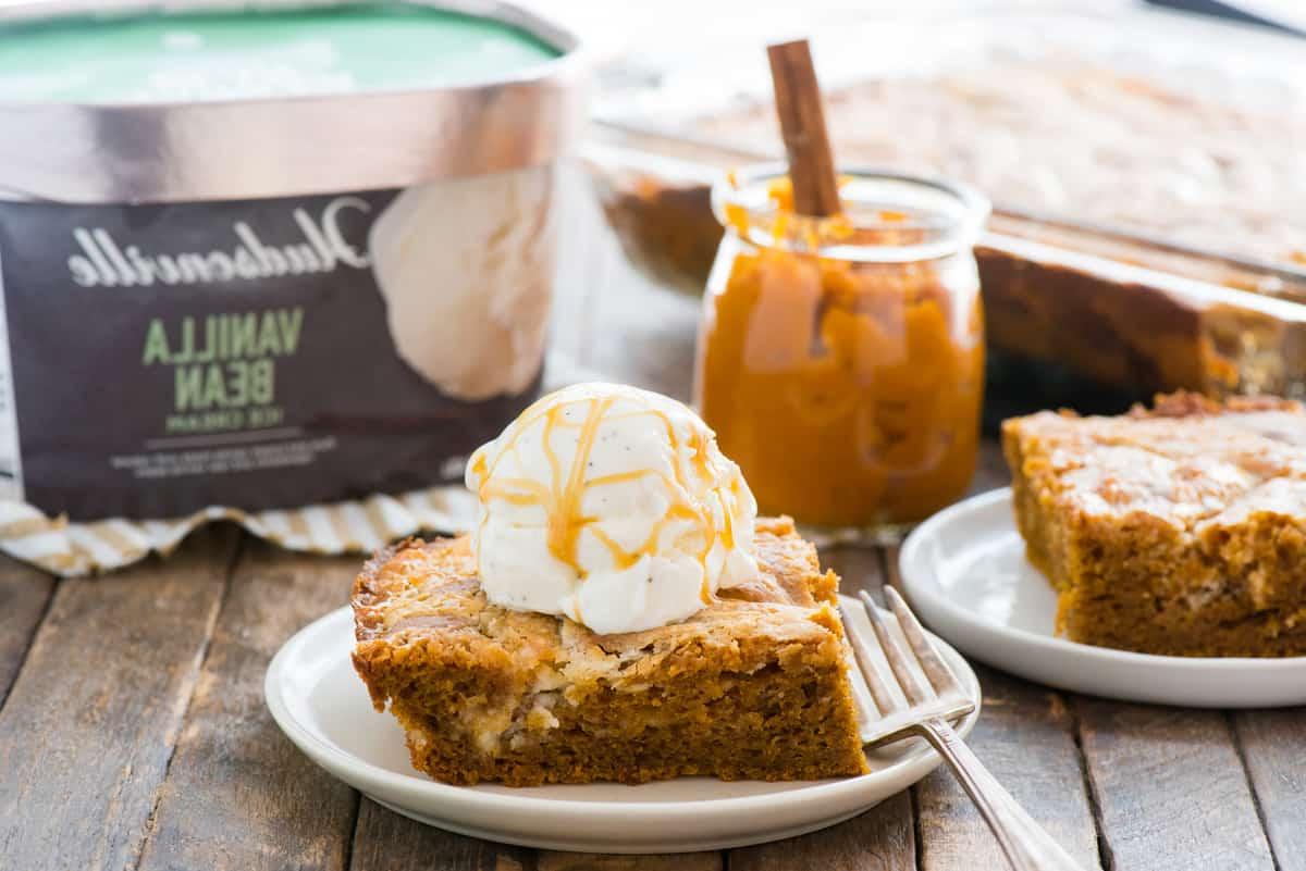 Torta Terremoto alla Zucca 3 Fetta di torta terremoto alla zucca su piatto bianco con una pallina di gelato alla vaniglia sopra
