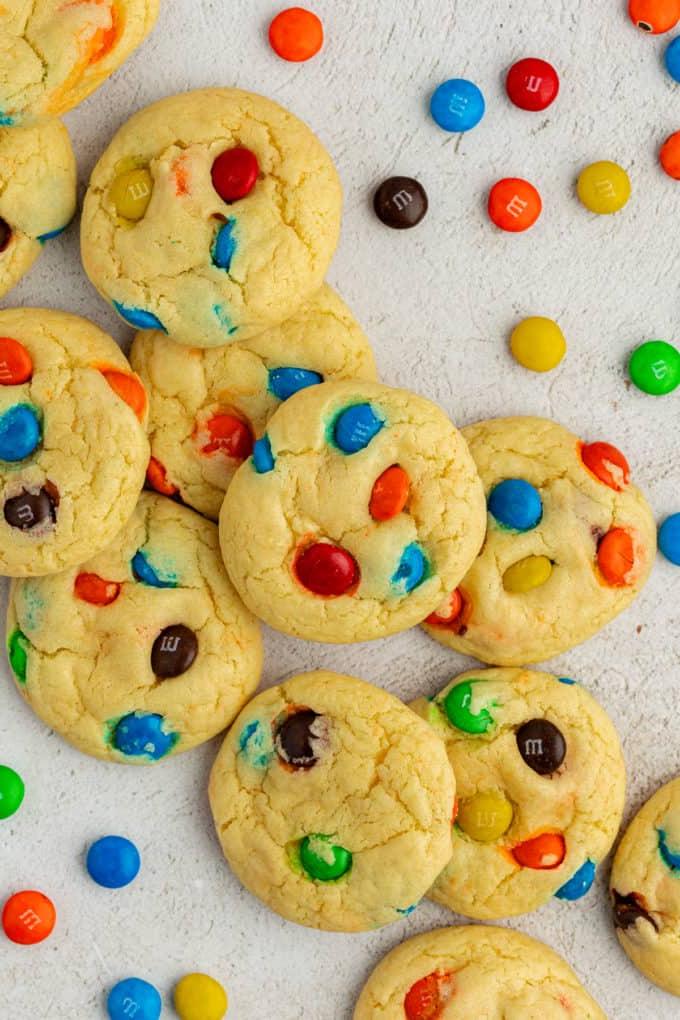 Biscotti M&M con preparato per torte sparsi con M&M's sparsi intorno