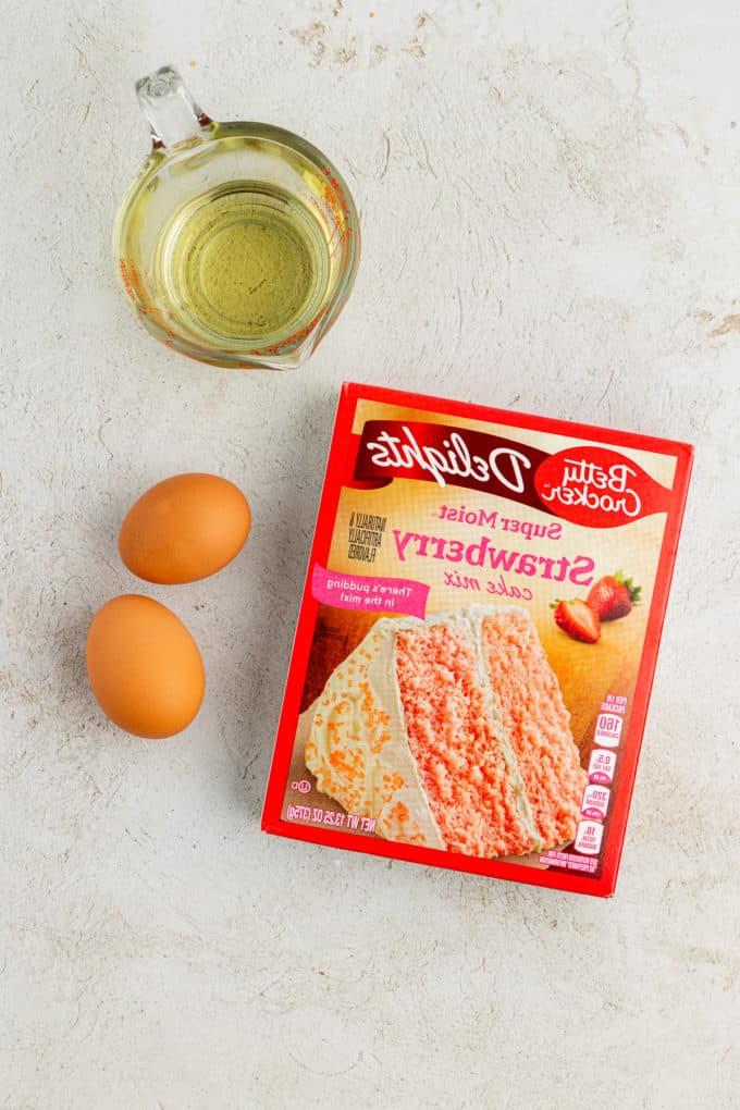 Ingredienti per biscotti alla fragola con preparato per torte, inclusi una scatola di preparato per torte alla fragola, due uova e olio vegetale