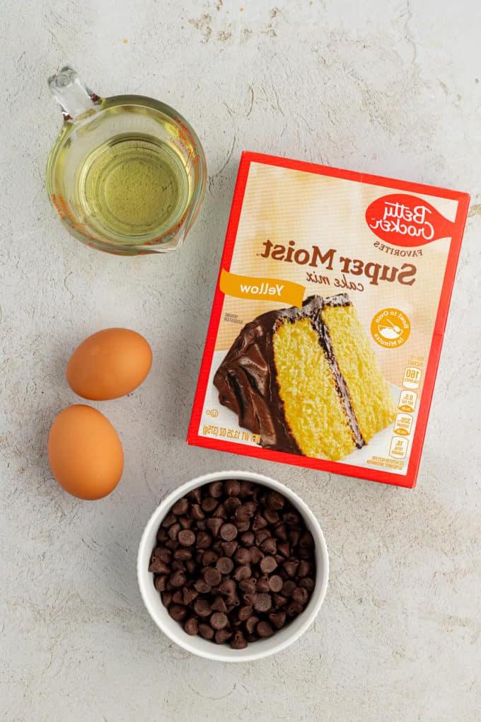 Ingredienti per biscotti con gocce di cioccolato e preparato per torte, inclusi preparato per torte giallo, gocce di cioccolato, due uova e olio vegetale