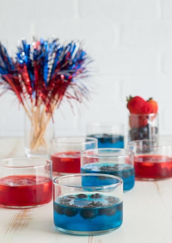 Bicchierino di gelatina blu in tazza di vetro su sfondo bianco