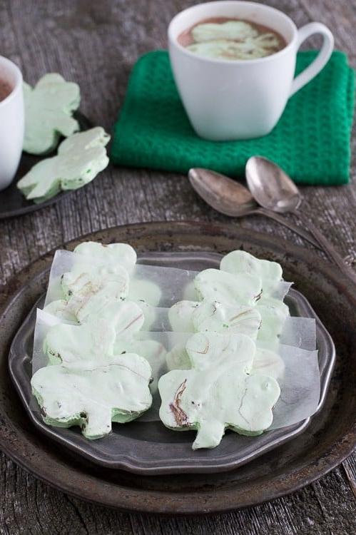 Marshmallow Menta e Cioccolato a Forma di Trifoglio su un piatto da portata.