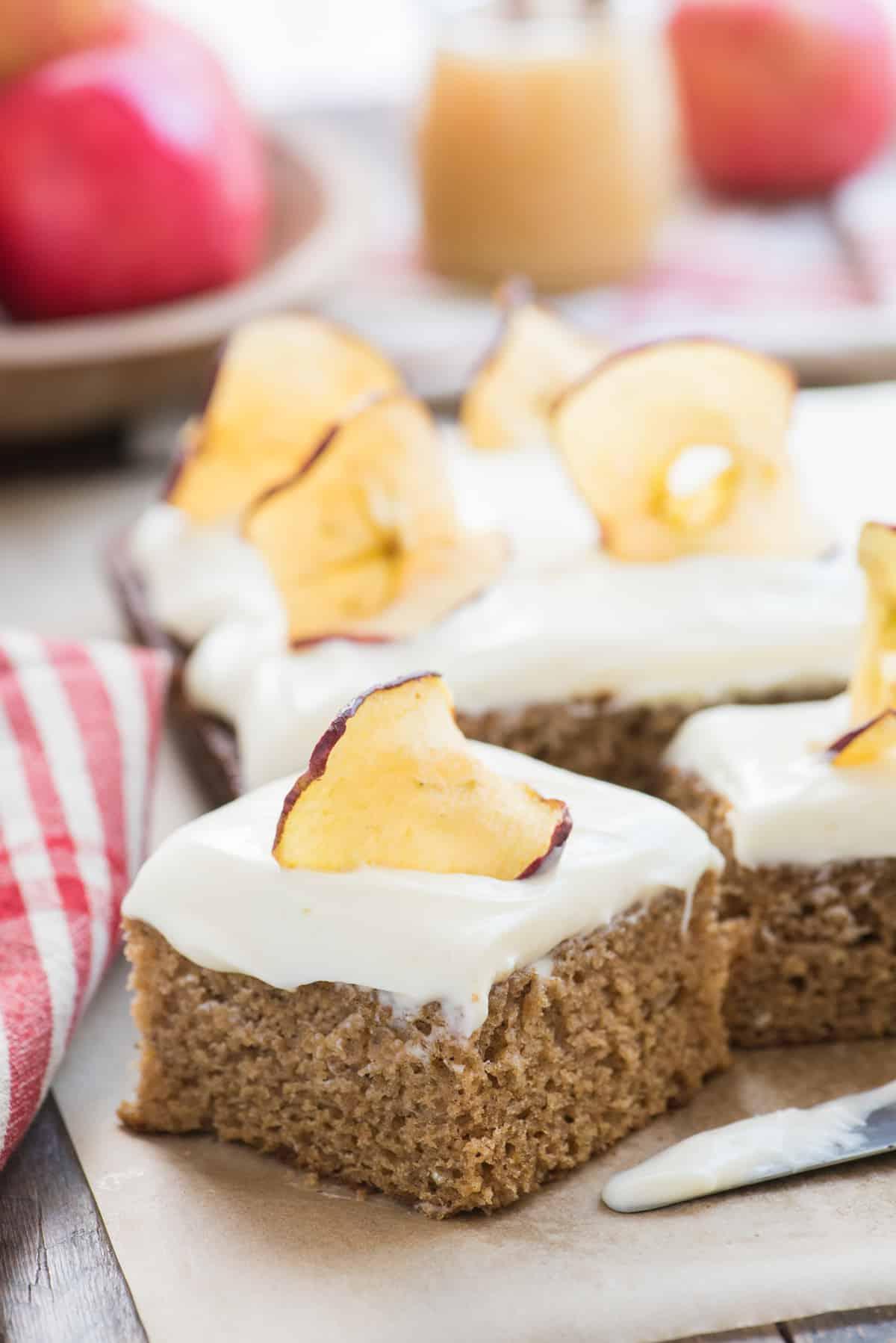Fetta di torta di mele con glassa al formaggio cremoso su carta da forno marrone