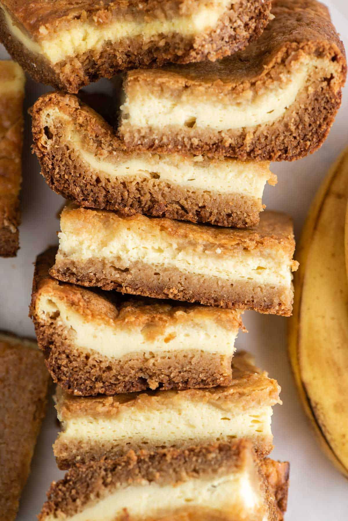 Una pila di brownies al budino di banana accanto a una banana