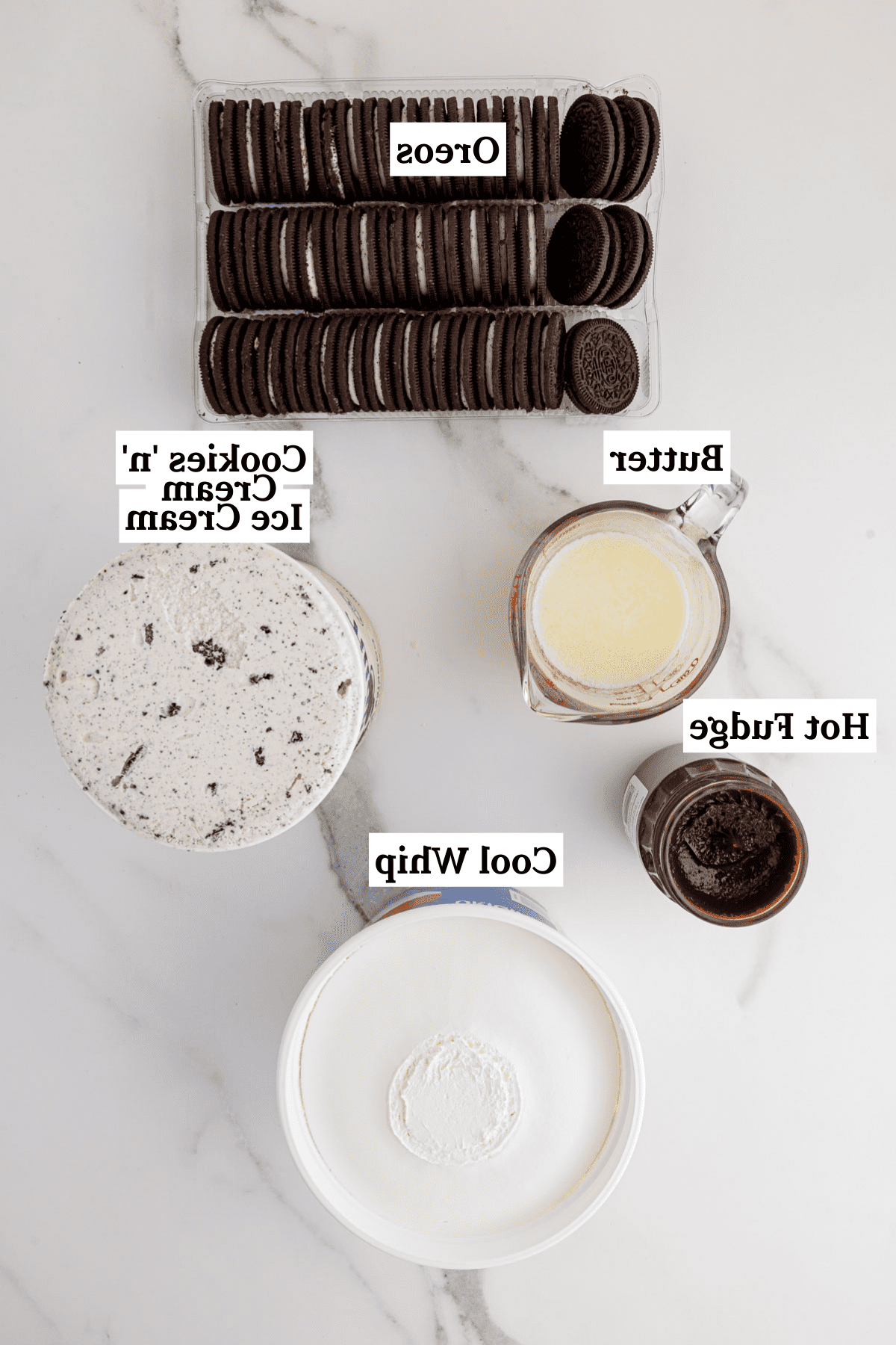 Ricetta Torta Gelato Oreo con 5 Ingredienti 4 Ingredienti per la torta gelato Oreo inclusi burro, fudge caldo, gelato ai biscotti e panna, Cool Whip e Oreo
