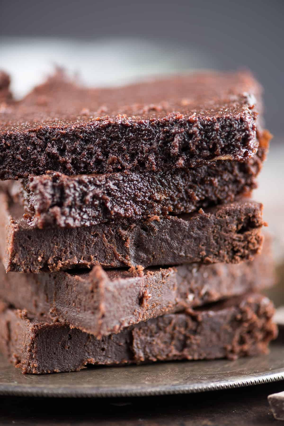 Cinque brownies fondenti fatti in casa su una teglia da forno.