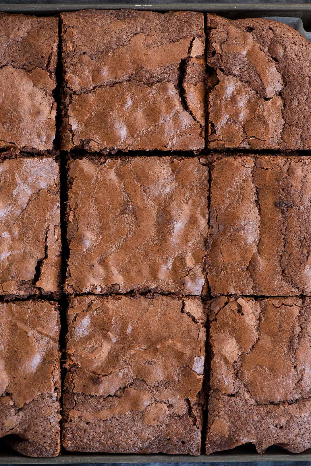 Trucchi per Brownie in Scatola 4 Brownies tagliati a quadrati nella teglia da forno