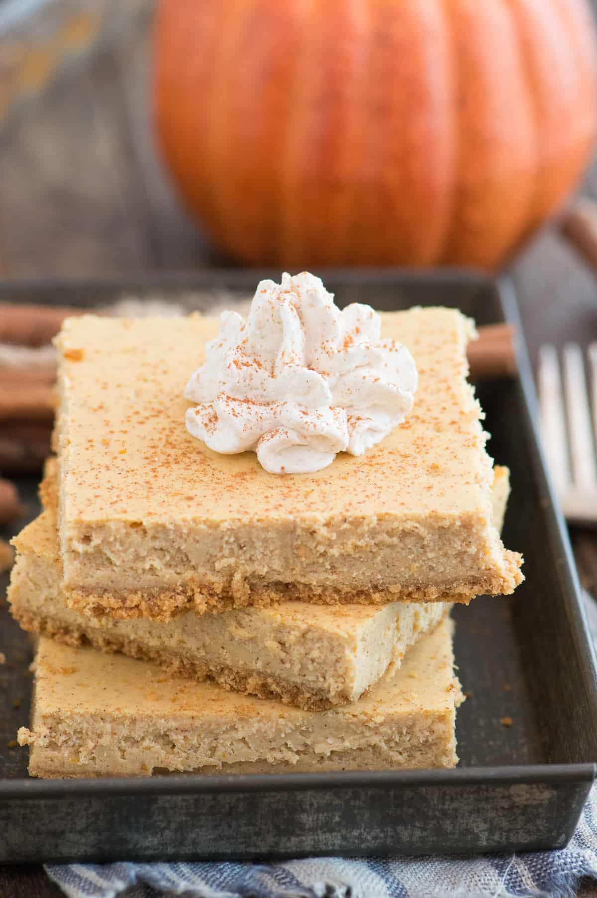 3 barrette di cheesecake alla zucca impilate l'una sull'altra su un vassoio di metallo