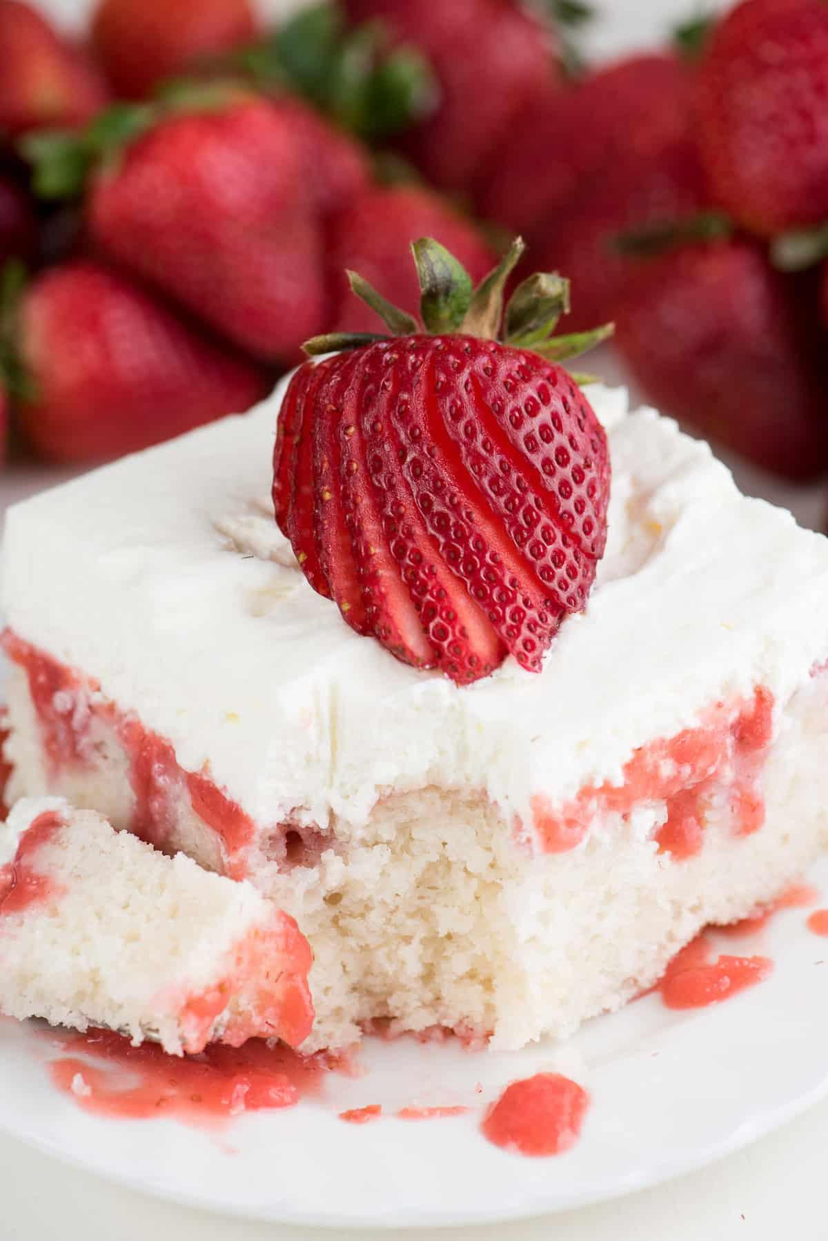 Poke Cake alle Fragole Fresche 4 La base della torta bianca appena sfornata, pronta per essere preparata con la salsa di fragole. Mostra una consistenza soffice e leggera.