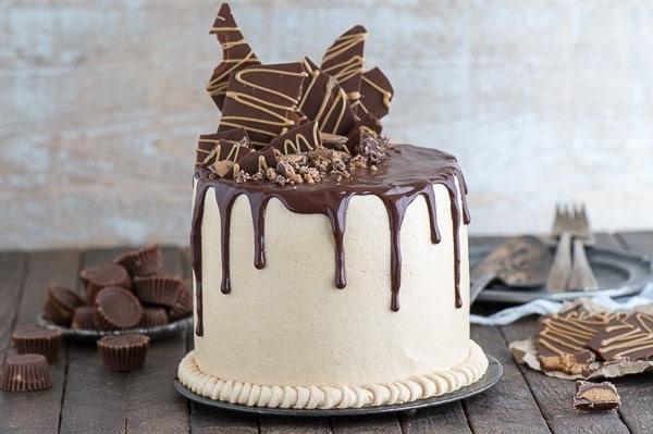 Questa ricetta di torta al cioccolato e burro di arachidi è STUPEFACENTE! Torta al cioccolato abbinata a crema al burro di arachidi e ricoperta di ganache al cioccolato.