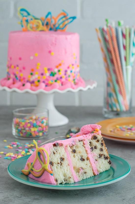 Questa torta rosa confetti con gocce di cioccolato è così divertente e colorata. Ci sono mini gocce di cioccolato all'interno della torta!