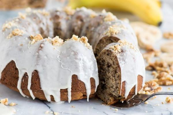 Banane mature pronte per essere usate in una ricetta di torta.