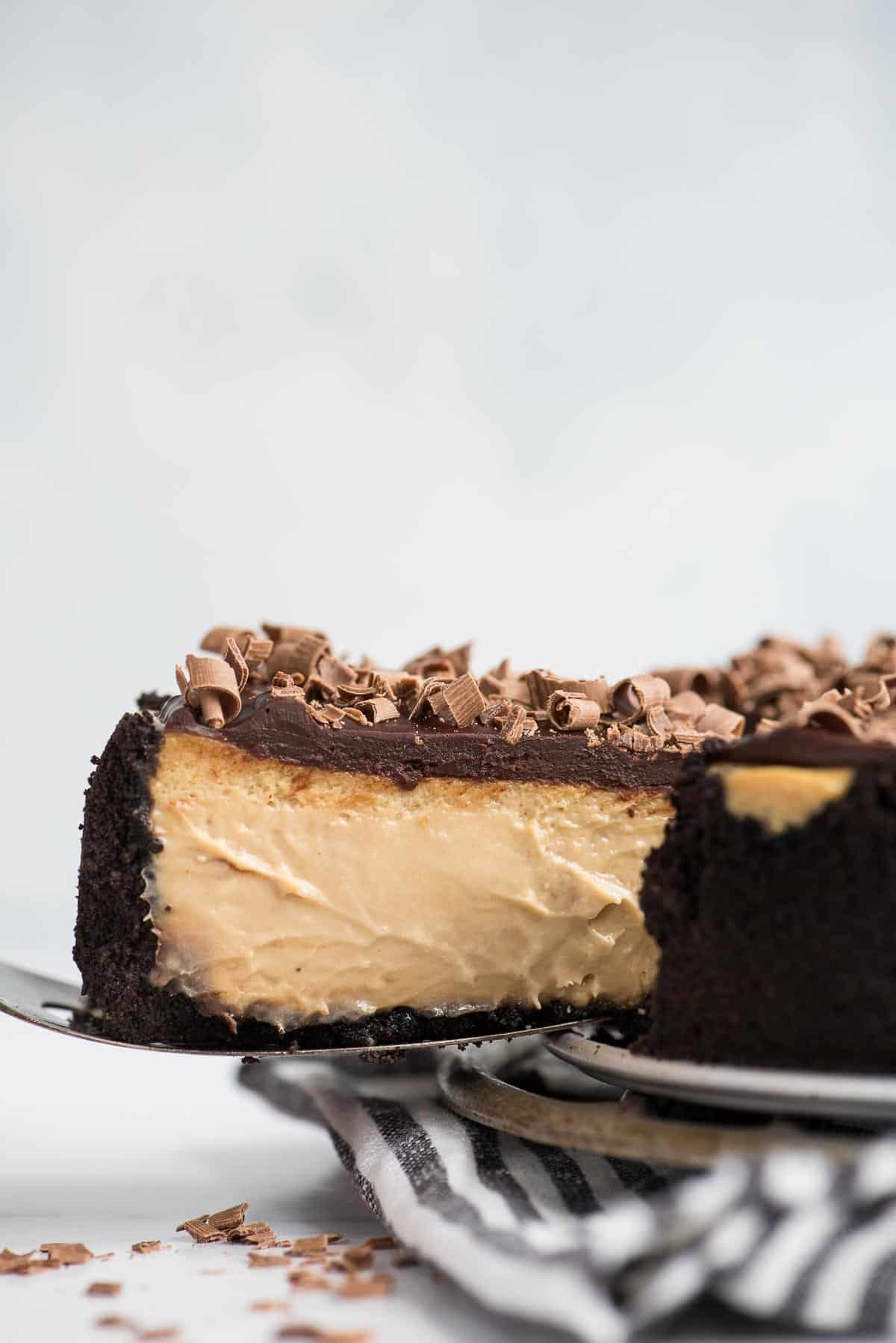 fetta di cheesecake all'espresso su spatola da portata